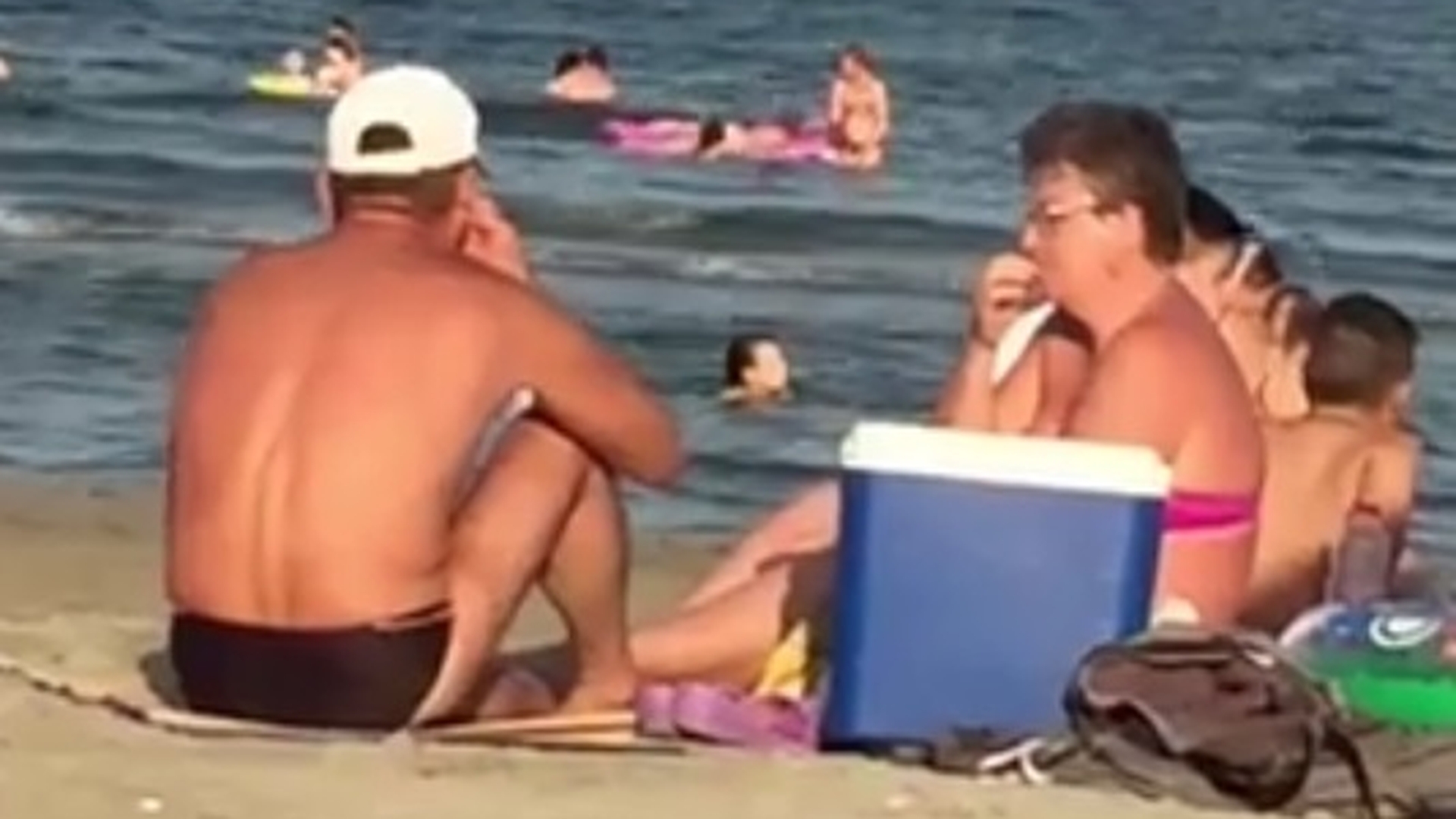 Românii, campioni la spart seminţe pe litoral! S-au aşezat pe nisip, au început să ”lucreze” de zor, iar ce a urmat e strigător la cer