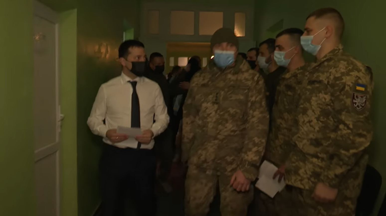 Președintele Ucrainei a dus “moda vaccinării” la un al nivel! Volodimir Zelenski s-a imunizat anti-COVID dezbrăcat la bustul gol | VIDEO