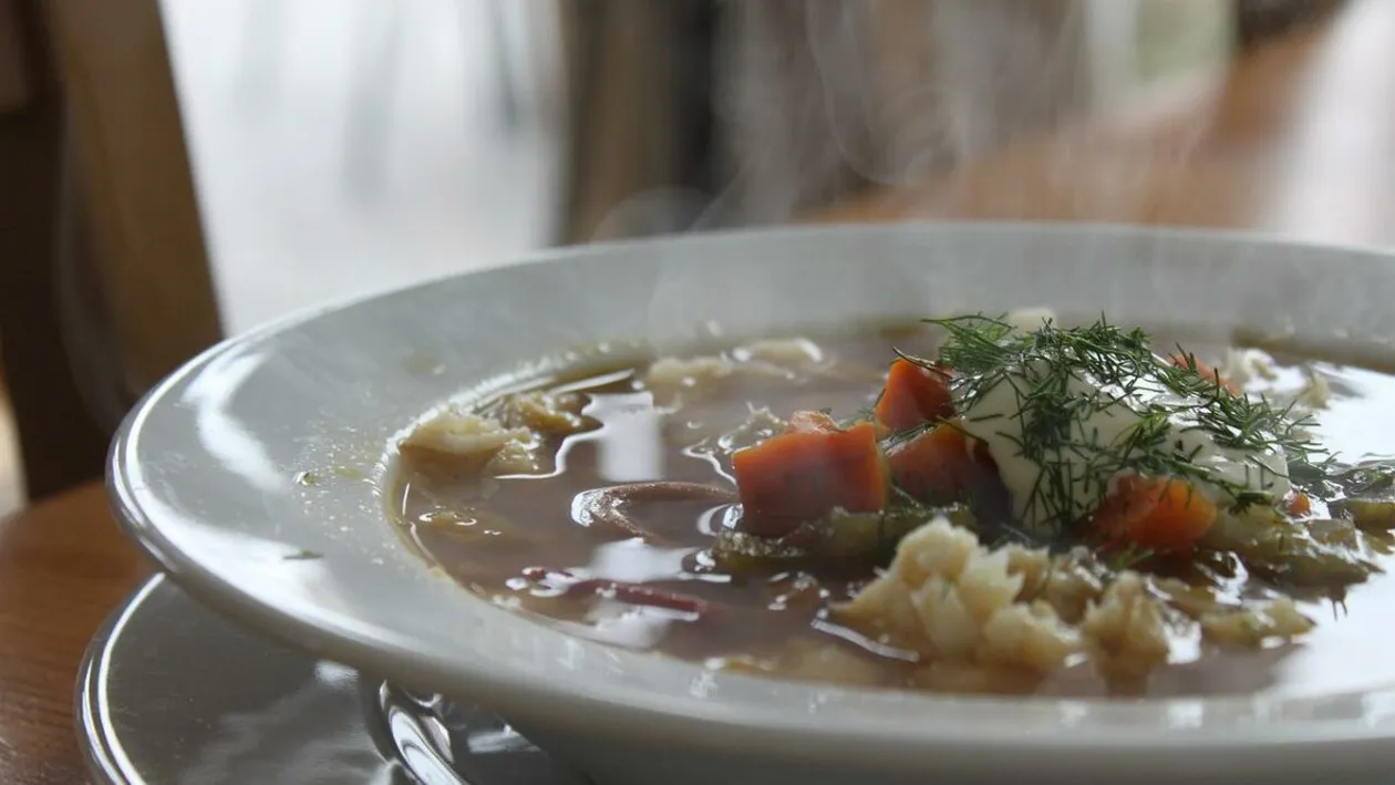 Ireal! Cât a plătit o româncă pe o ciorbă de pește în Grecia