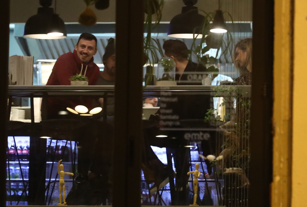 Donjuanul Bi şi-a scos amanta la masă cu familia