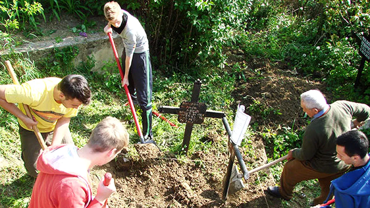 Caz terifiant în Vâlcea! Au deschis un cavou după 21 de ani de la înmormântarea unei fete şi au rămas fără cuvinte când au văzut ce era înăuntru