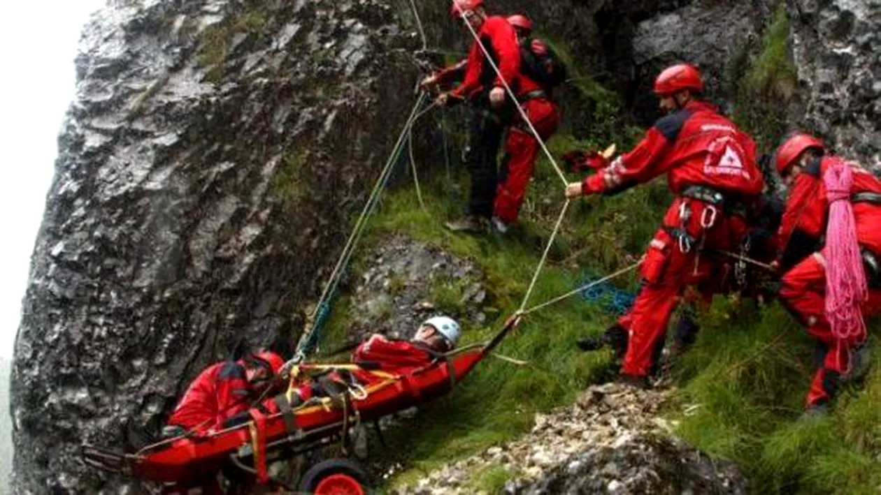 Salvamontiştii din Buşteni intervin pentru recuperarea unui cadavru dintr-o râpă