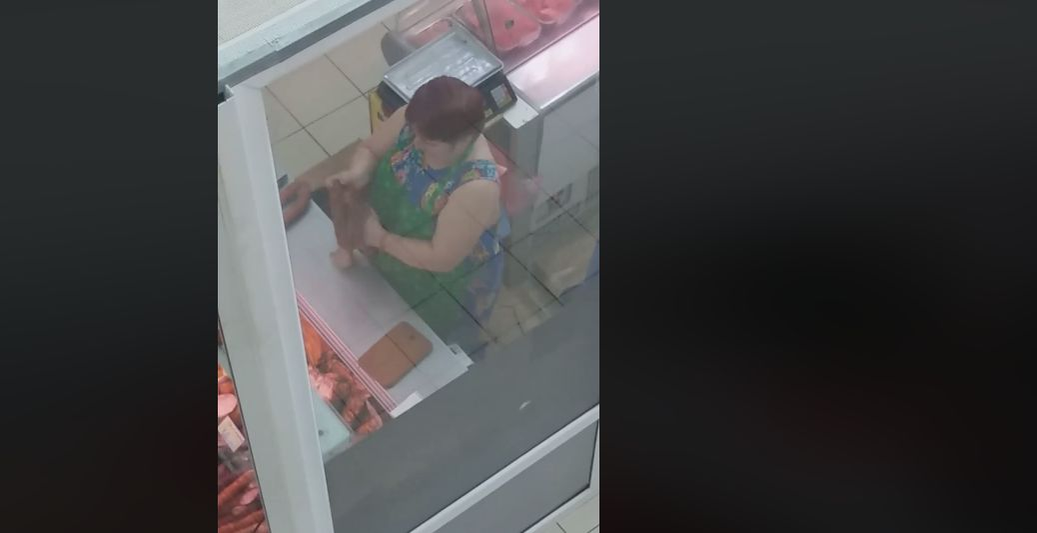 O angajată a unui supermarket din Cernăuți, filmată în timp ce ștergea mezelurile cu cârpa!