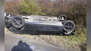 Scene cutremurătoare, după ce Adela a fost aruncată din BMW pe asfalt: ”Nu muri, că ai copil!” VIDEO