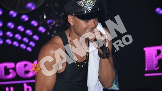 Mohombi a "aruncat" clubul in aer! Zeci de tinere s-au batut pentru a lua acasa prosopul transpirat al artistului!