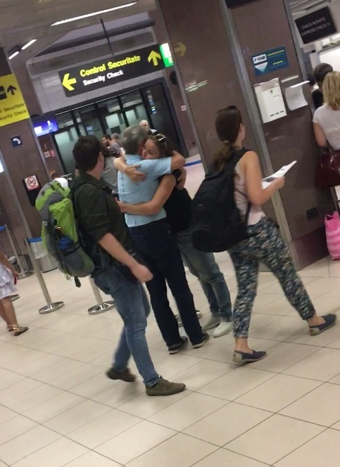 Dacian Cioloş şi prietena lui se strâng în braţe, printre călătorii grăbiţi