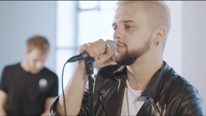 Un fost concurent de la Vocea României e de nerecunoscut şi a lansat un nou proiect muzical