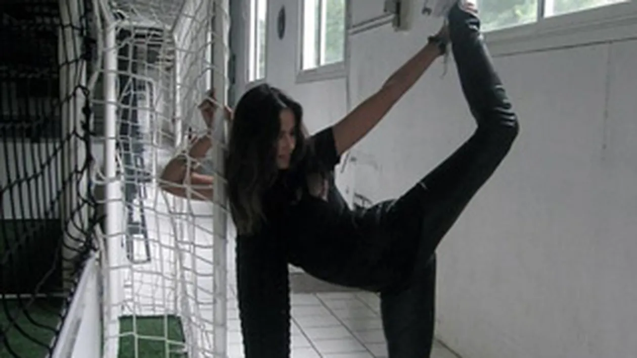 Madalina Ghenea, pozitii in care nu te asteptai sa o vezi! Uite cat e de flexibila!
