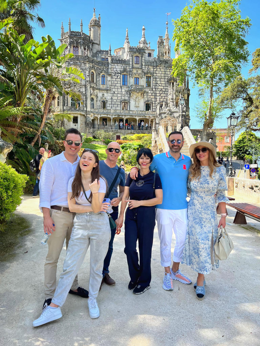 Familia lărgită a lui Mugur Mihăescu, inclusiv cu Vlad, Ivona și Rodica, într-o excursie recentă la Lisabona / Sursă foto: Facebook