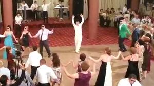 Becali a cantat si a rupt ringul la o nunta: “Beau o tarie, beau si-o cafea, trag dintr-o tigara, ca asa sunt eu: smecher!”