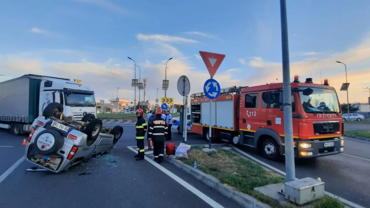 Accident grav în Argeș! S-a izbit de tir și apoi s-a răsturnat cu mașina