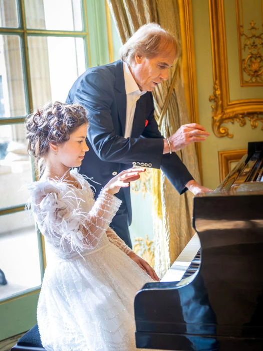 La doar 10 ani, o fetiță a filmat un videoclip cu Richard Clayderman. Cine este Miriam Vultur, de fapt