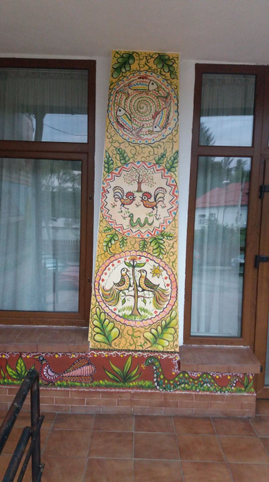 Artistul se ambiționează să picteze toată fațada vechii clădiri