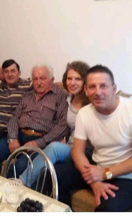 În urmă cu aproape o lună, Costin Mărculescu a transmis un mesaj emoționant de ziua tatălui său: “Astăzi, 14 mai, este ziua de naștere a tatălui meu, care împlinește 82 de ani!!! Eu și sora mea, Minerva, îi dorim sănătate și viață lungă. Aici (n.r.: în poză) cu: nepoțica noastră, Simona Ionașcu, și cumnatul meu, George. La mulți ani, tati, te iubim!!!”. © Facebook