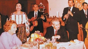 Cele mai tari bancuri de pe vremea lui Ceaușescu. Erau supranumite „glume de 2/3”. Cine le spunea lua doi ani de pușcărie și cine le propaga era trimis 3 ani în spatele gratiilor
