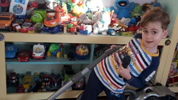 Fiul lui Dan Helciug il imita in rolul lui Freddie Mercury! Uite-l cum da cu aspiratorul!