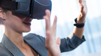 Ochelari VR pentru copii - un gadget periculos sau permis pentru ochii celor mici?