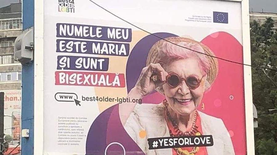 "Numele meu este Maria și sunt bisexuală" Surpriză: Cine e de fapt Maria, pensionară de pe panourile LGBTQ care au "invadat" România