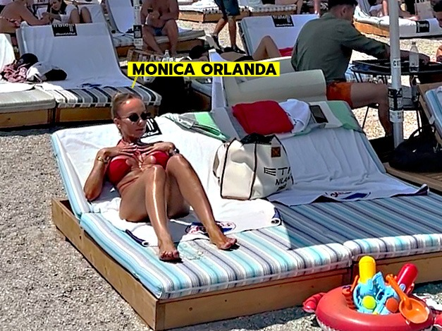Monica Orlanda se relaxează pe șezlong, în timp ce Alin Cocoș joacă table (Foto: CANCAN.RO)