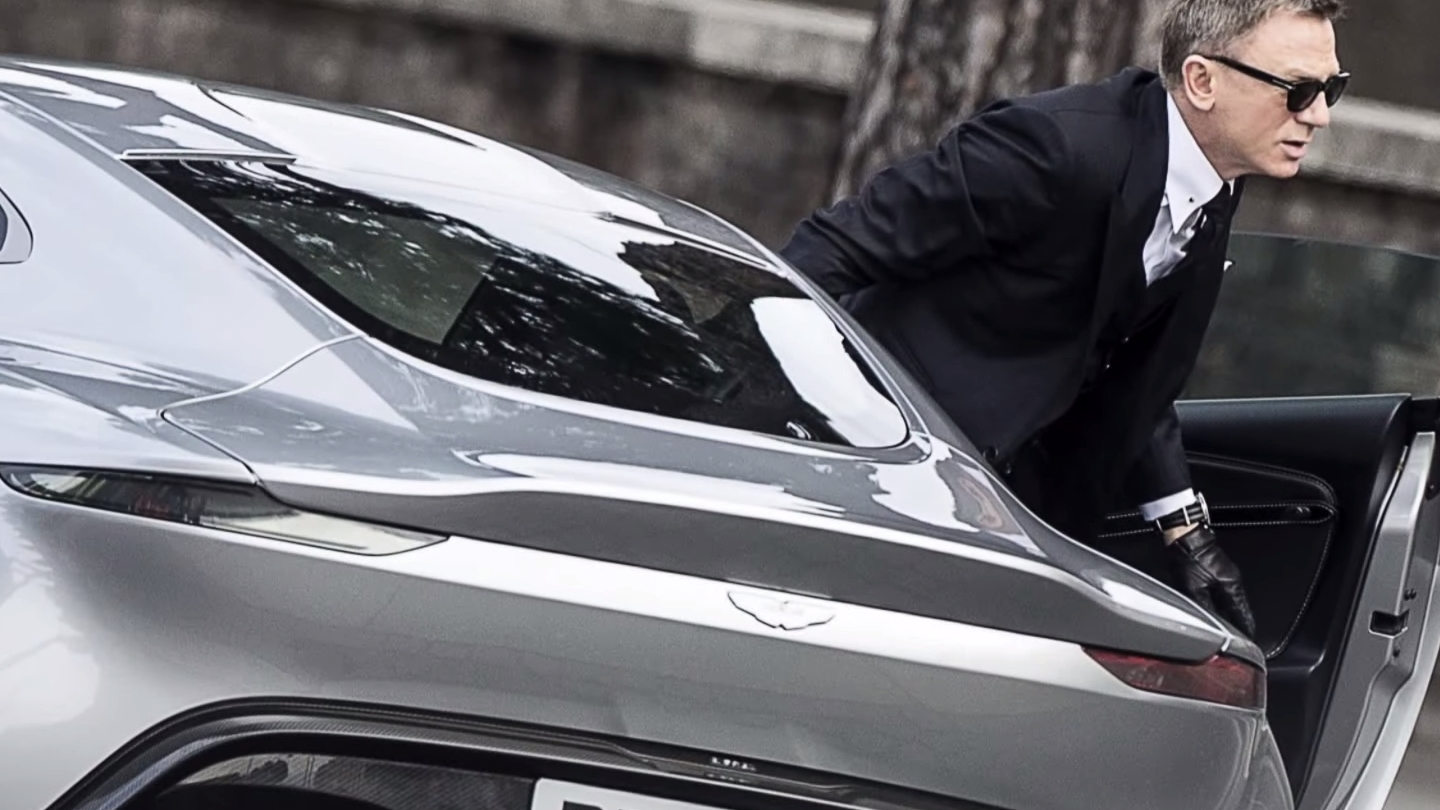 Ultimul model al bolidului Aston Martin folosit de JAMES BOND a fost vândut pentru o sumă colosală! 