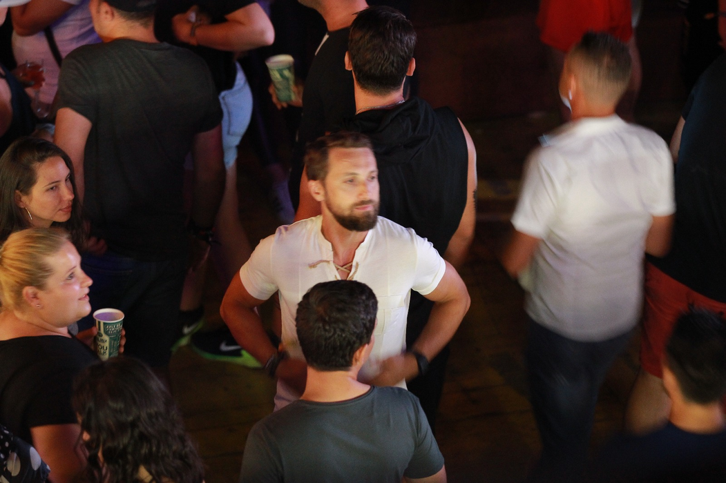 Singur și disponibil la UNTOLD, Dani Oțil a flirtat cu o brunetă!
