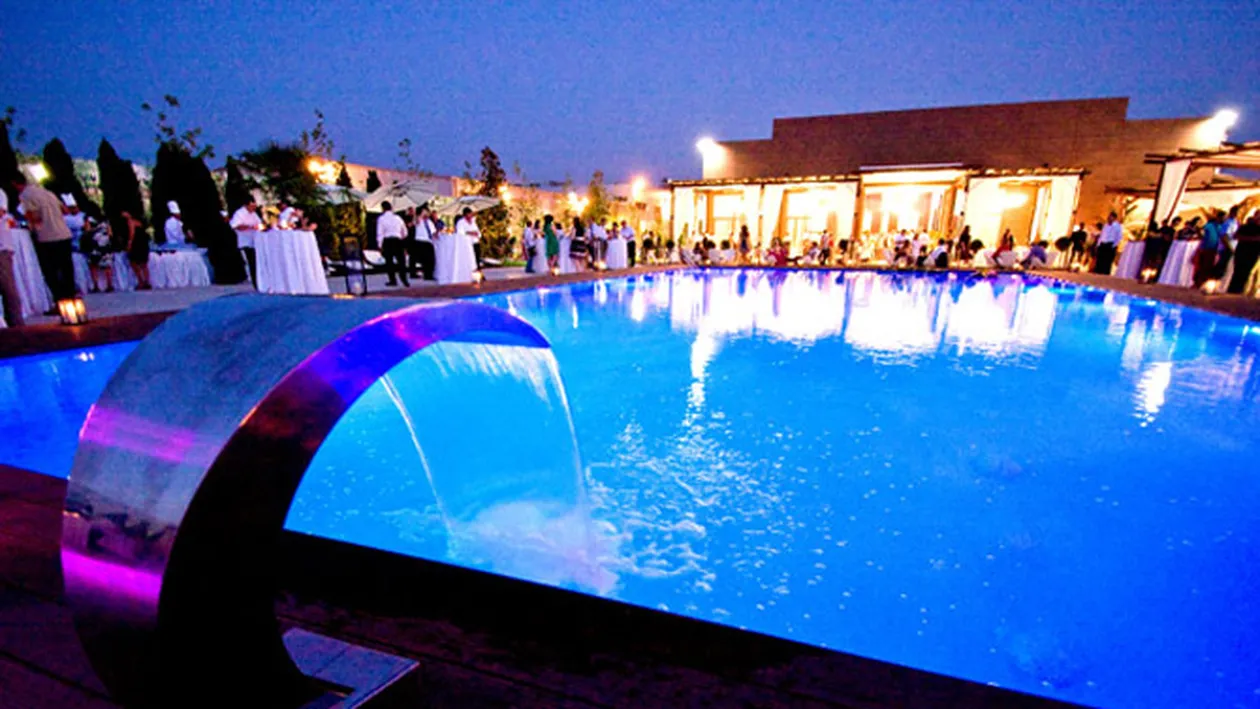 Petrecere de lux cu invitati alesi pe spranceana la botezul fiului sau! Borcea a pregatit un imens tort albastru pentru junior