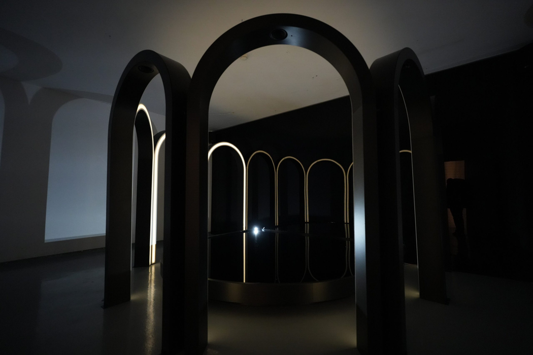 IQOS și Romanian Design Week te invită să descoperi instalația „Echoes of Presence” între 12-28 mai în Piața Amzei din București