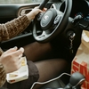 Ce amenzi riscă șoferii care mănâncă la volan. Anunțul făcut de purtătorul de cuvânt al Brigăzii Rutiere