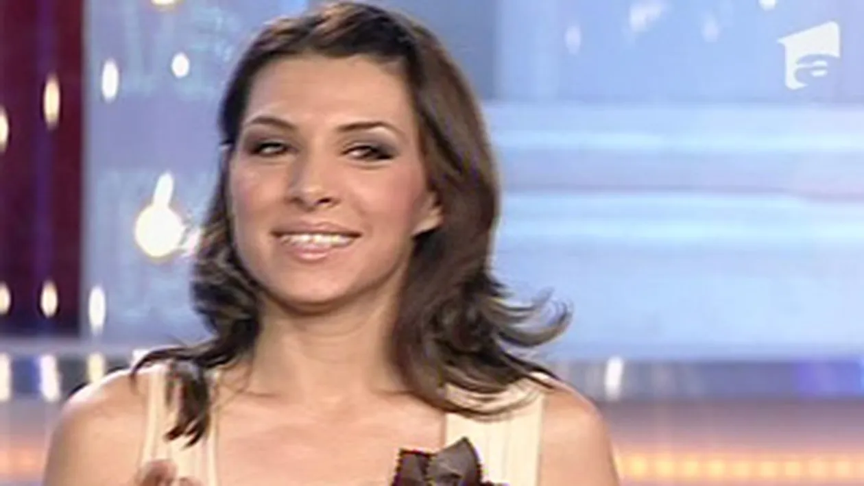 Uite-o pe Sorana (ex-A.S.I.A.) in costum de baie! Imi place sa stau goala!