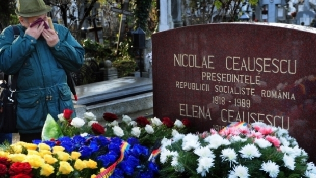 Singurele imagini de la deshumarea Elenei și a lui Nicolae Ceaușescu. Ce au găsit în sicriu