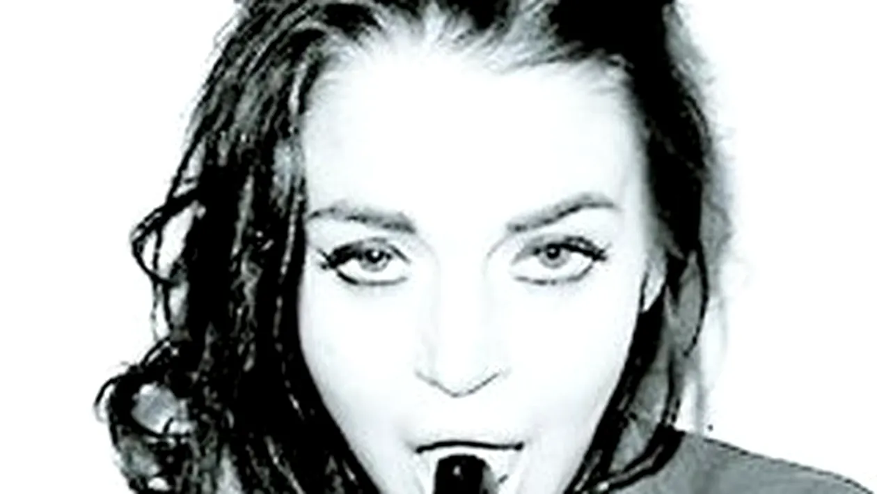 Lindsay Lohan, sub influenta unui artist controversat. Pozeaza in sinucigasa sexy