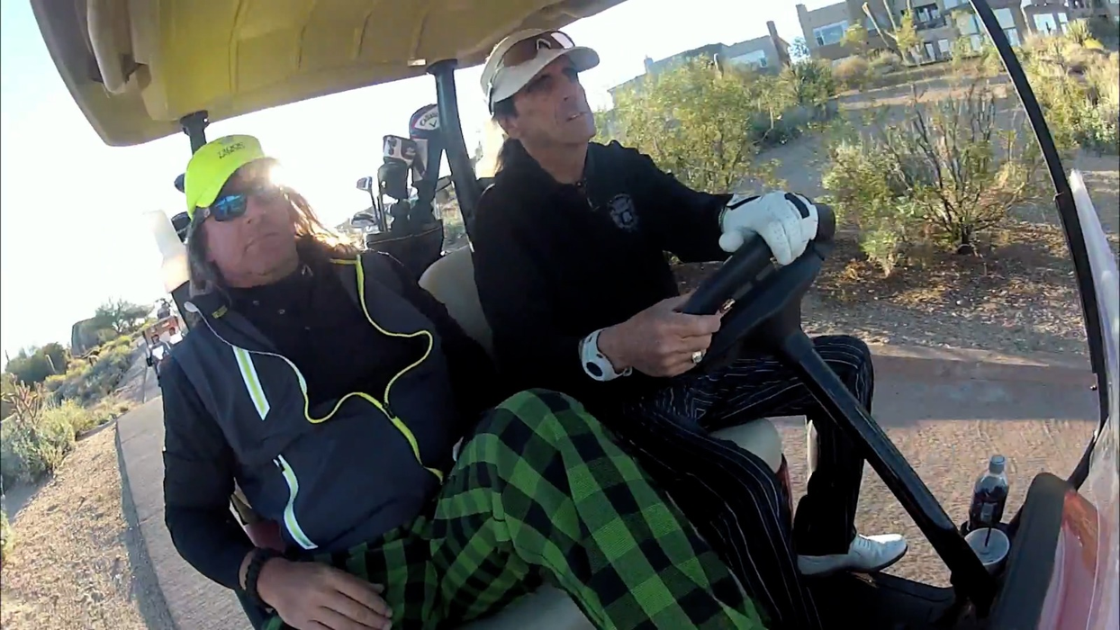 Alice Cooper a învins viciul băuturii pe terenul de golf