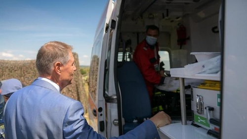 Un militar a leșinat lângă Klaus Iohannis, la o ceremonie desfășurată la Cincu. Cum a reacționat președintele