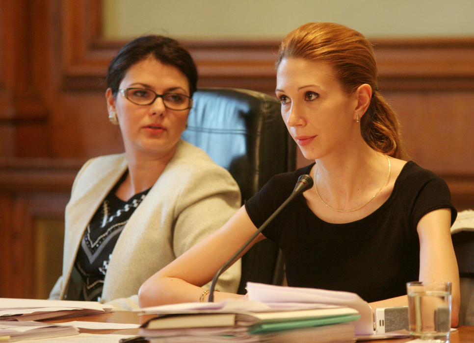 Raluca Turcan, presedintele Comisiei de ancheta a activitatii SRR si SRTv, a invitat, la audierile de miercuri, primii 55 de angajati ai Televiziunii Publice din cei 111 care si-au manifestat dorinta de a fi audiati. In imagine, Olguta Vasilescu si Raluca Turcan
