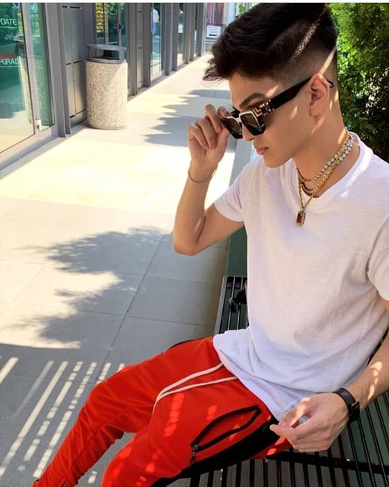 Cum l-a umilit Tarzy pe Abi Talent în plină stradă. Rapper-ul l-a luat de urechi pe “Regele României” și… De unde a pornit conflictul. VIDEO