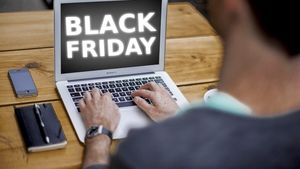 Atenție la țepele de Black Friday 2025! Detaliile la care e musai să fii atent când faci o comandă online