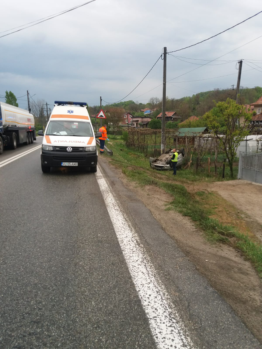 Accident violent în Vâlcea! Doi oameni au fost răniți, după ce s-au răsturnat de mai multe ori cu mașina în care erau