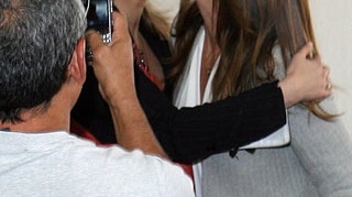 Cindy Crawford si Elizabeth Berkley s-au sarutat cu patima in fata fotografilor!
