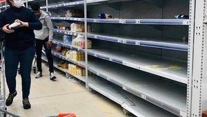 De teama coronavirusului, românii au luat cu asalt magazinele și au golit rafturile