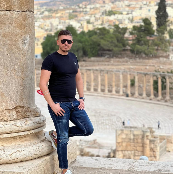 Îţi mai aduci aminte de Bogdan Olaru, beizadeaua care spunea că ”un Moet de 100 de euro e nimic”? Nu are loc de muncă, dar… Jonglează frumos între pelerinaje la Athos și fente de lux din contractele cu statul