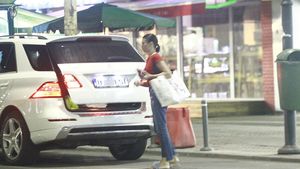 A ieşit din casă nemachiată şi în papuci. Unde am filmat-o pe Elena Băsescu la 1 noaptea… Sigur nu ghiciţi din 10 încercări!