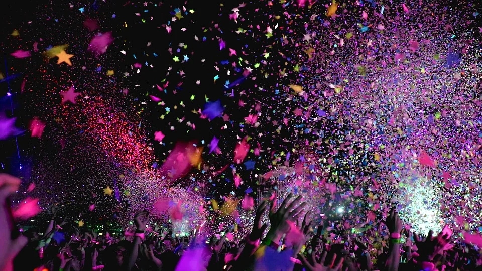 O persoană decedată și cel puțin 40 de răniți, după ce scena unui festival de muzică electronică s-a prăbușit