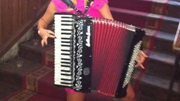 Delia Matache e multitalentata! Canta la acordeon!