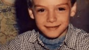 Recunoşti băieţelul din imagine? Acum, este unul dintre cei mai hot bărbaţi de la noi