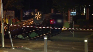 Accident în Capitală! S-a răsturnat cu mașina într-un refugiu de tramvai