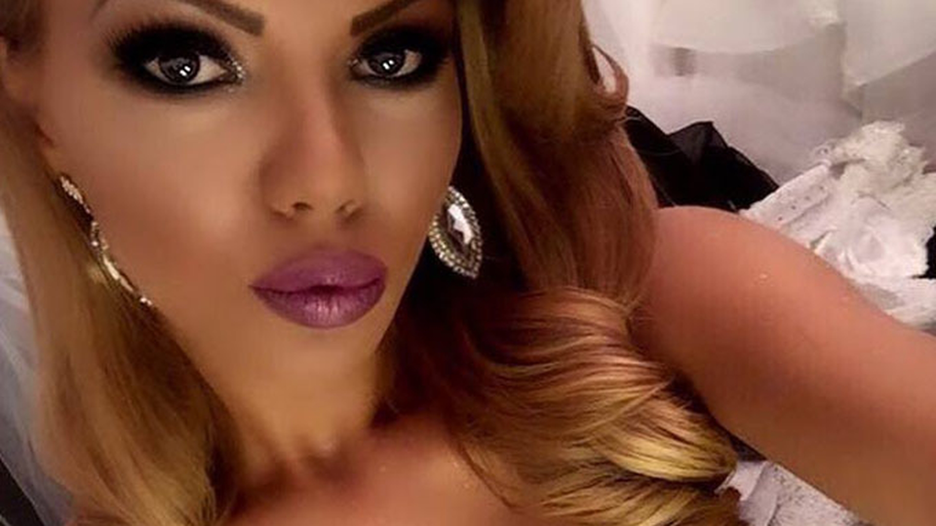 I s-a necrozat un sân, dar nu renunţă la pozele HOT! În ce ipostază s-a fotografiat BEYONCE de ROMÂNIA