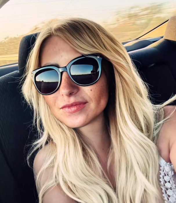 Cum arată Flori, mama ispitei Gabriella de la Insula iubirii. Blondina nu e străină de intervențiile estetice