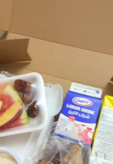 Ce alimente au primit românii blocați de bombardamente în Dubai. Autoritățile din Emirate le-au livrat gratuit cutii pline la cazare