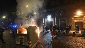 Proteste violente în Napoli fața de măsurile anti-COVID! Manifestanții au rămas pe baricade până la primele ore ale dimineții. „Vom închide totul"