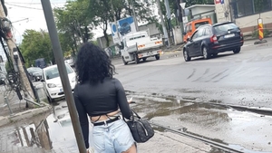 Imagini incredibile. Cum a apărut îmbrăcată o adolescentă, într-o stație de autobuz din București - Un pensionar a privit-o cu dispreț minute în șir. FOTO